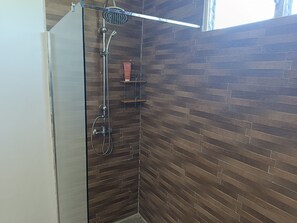 シャワー、ヘアドライヤー、タオル、石鹸