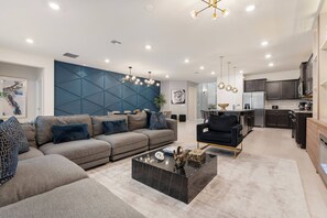 TV - New Home 8 Bedrooms At Windsor Island (Davenport)