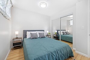 2 soverom, skrivebord, strykejern/-brett og wi-fi (inkludert)