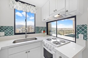 Private kitchen - Spacious 2BR Condo | Balcony, Parking, Great Views (Honolulu)