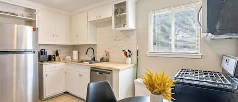 Jääkaappi, mikroaaltouuni, uuni, liesi