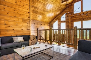 Smart TV, fireplace, video games, books - Designer Lodge / Stunning Views / Heated Pool/Spa / Firepit / Games (Sevierville)