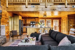 Una Smart TV, una chimenea, videojuegos, libros