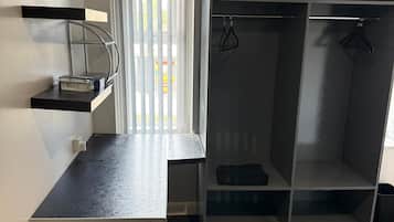 3 habitaciones, escritorio, tabla de planchar con plancha y wifi