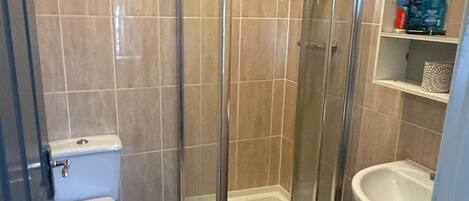 シャワー、ジェットバス、ヘアドライヤー、タオル