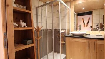 Douche, sĂšche-cheveux, papier toilette