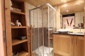 Shower, hair dryer, toilet paper