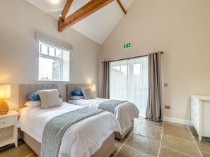 4 bedrooms, free WiFi, bed sheets, wheelchair access