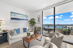 Appart'hôtel Luxe, vue ville | Coin séjour | TV connectée de 50 pouces avec chaînes par câble