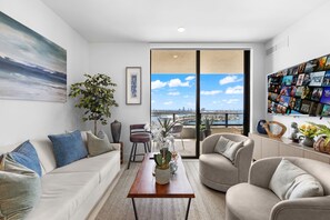 Appart'hôtel Luxe, vue ville | Coin séjour | TV connectée de 50 pouces avec chaînes par câble