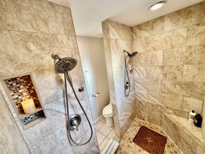 Douche, sèche-cheveux, serviettes fournies, savon