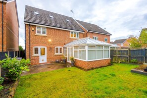 Exterior - Kinship House: Spacious 4-Bed, 3-Bath Retreat in Newcastle-under-Lyme (Newcastle-under-Lyme)