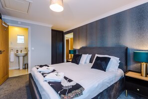 Iron/ironing board, free WiFi, bed sheets - Kinship House: Spacious 4-Bed, 3-Bath Retreat in Newcastle-under-Lyme (Newcastle-under-Lyme)