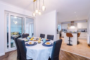 Dining - Kinship House: Spacious 4-Bed, 3-Bath Retreat in Newcastle-under-Lyme (Newcastle-under-Lyme)