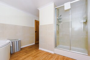 Hair dryer, towels - Kinship House: Spacious 4-Bed, 3-Bath Retreat in Newcastle-under-Lyme (Newcastle-under-Lyme)