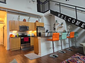 Frigorifero, microonde, forno, piano cottura