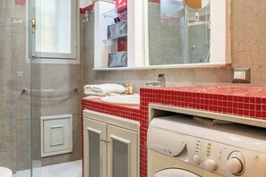 Dusche, Haartrockner, Handtücher, Seife
