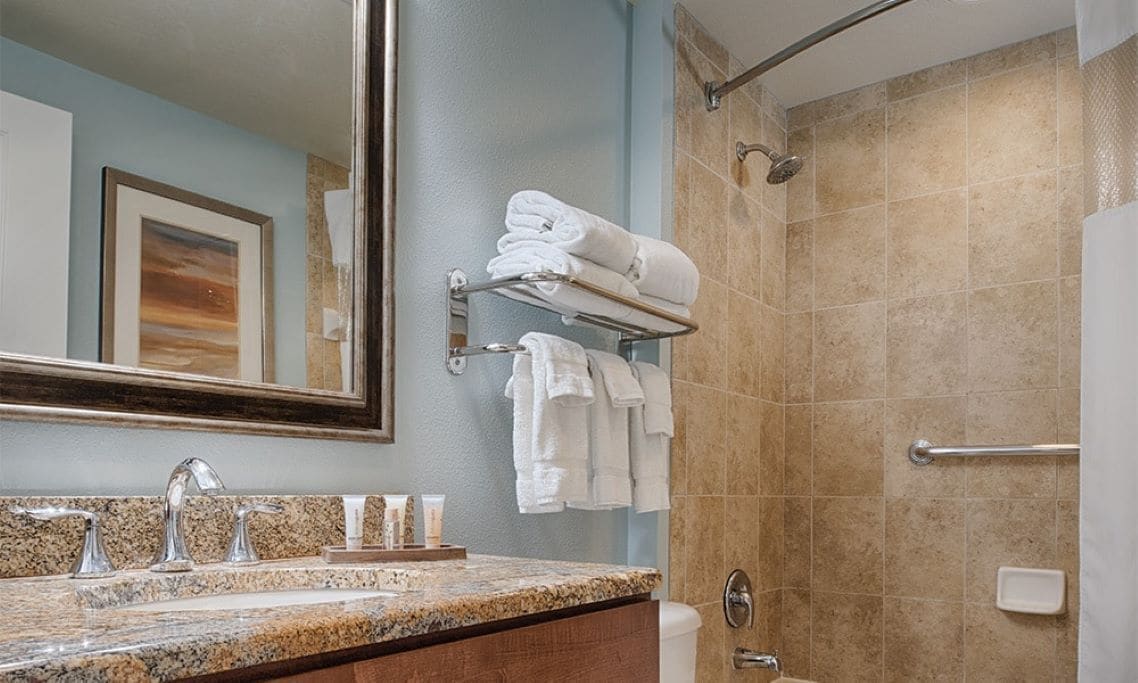 Suihku, poreamme, hiustenkuivaaja, pyyhkeet