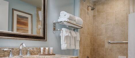 Suihku, poreamme, hiustenkuivaaja, pyyhkeet