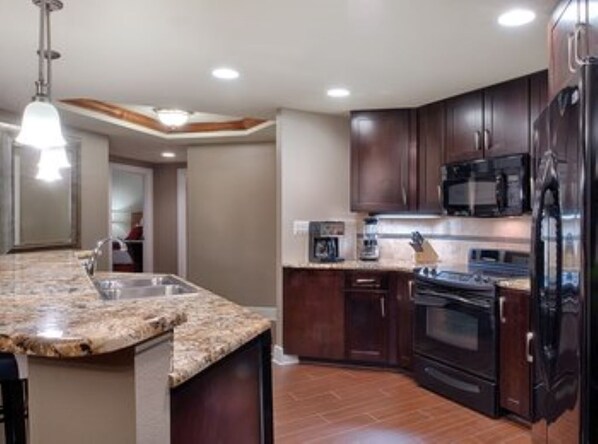 Kjøleskap, mikrobølgeovn, ovn og kokeplater