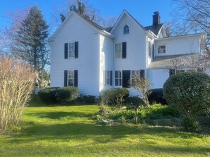 Exterior - Location: Beautiful Farm House, Walk to Shops, Walk to Beach & Walk from Jitney! (East Hampton)
