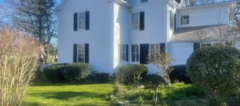 Location: Beautiful Farm House, Walk to Shops, Walk to Beach & Walk from Jitney!