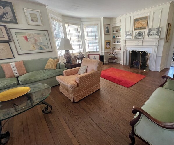 Smart TV, fireplace, computer monitors, printers