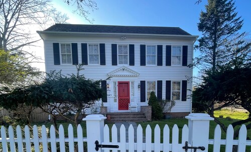 Location: Beautiful Farm House, Walk to Shops, Walk to Beach & Walk from Jitney!