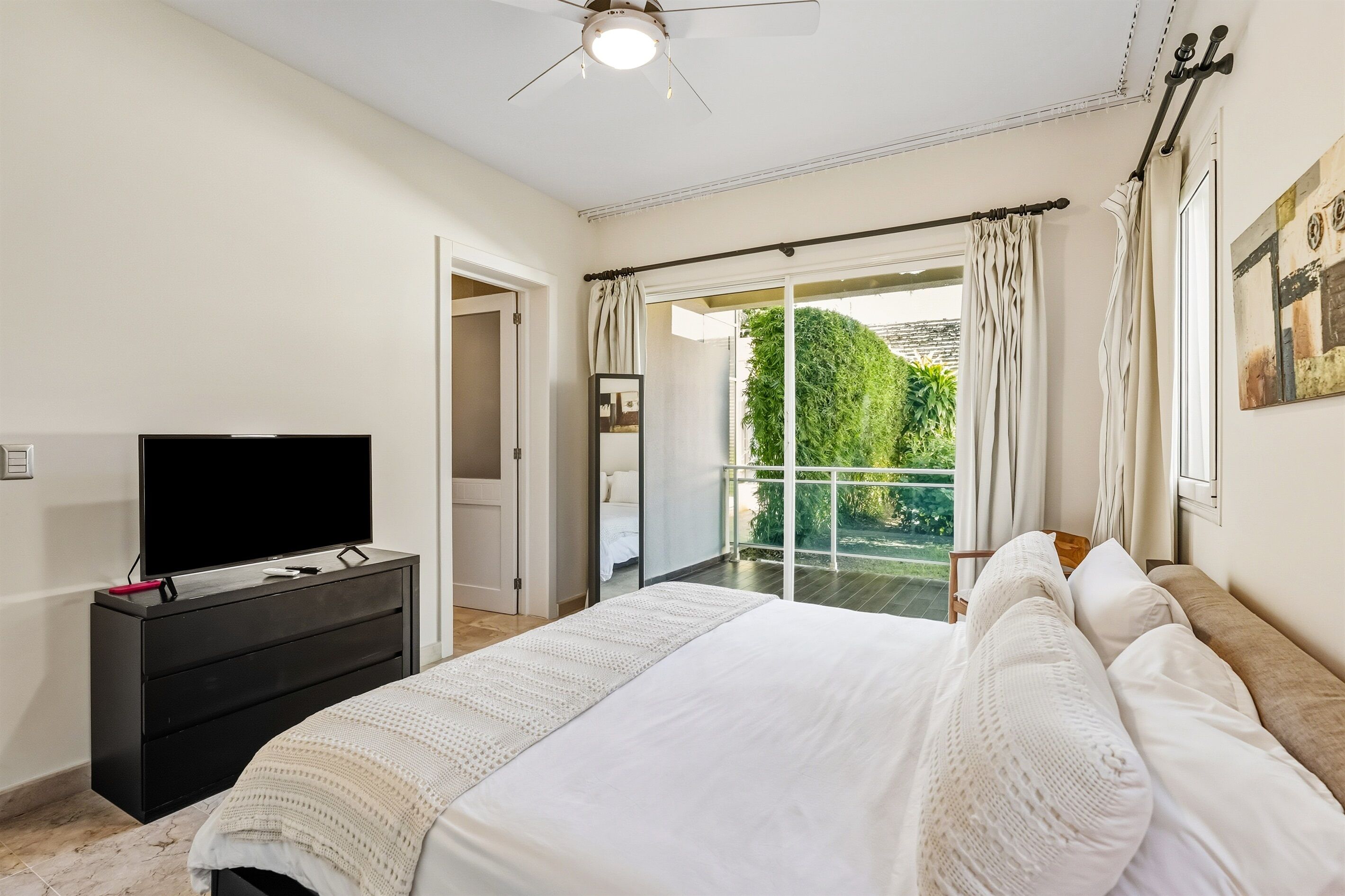 2 habitaciones, tabla de planchar con plancha y cuna de viaje 