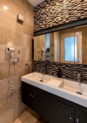 Shower, hair dryer, towels