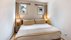 2 dormitorios, tabla de planchar con plancha, cuna de viaje