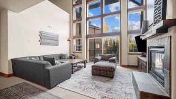 TV, fireplace