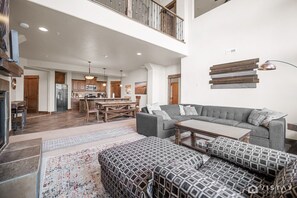 TV, fireplace - Ideal Family Getaway, Near Hikes Skiing (Brian Head)