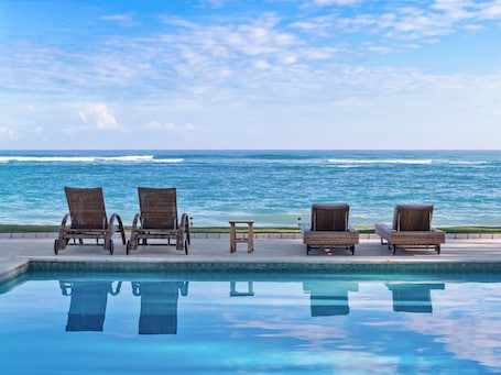 Pool. Oceanfront Hot Tub Pool King Size Bed 305