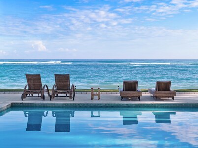 Oceanfront Hot Tub Pool King Size Bed 305