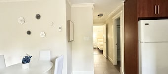 Cozy 1BR Near Skytrain - Explore Vancouver Easily