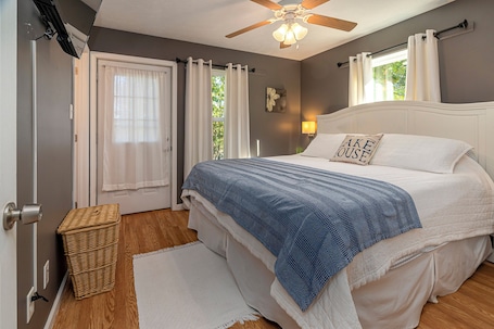 3 bedrooms, WiFi, bed sheets. Cozy, Pet friendly, Professional Host, Convenient Location