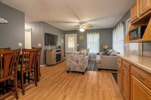 Smart TV, fireplace - Cozy, Pet friendly, Professional Host, Convenient Location (Goreville)