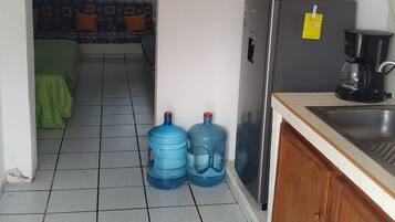 Habitación básica con 1 cama doble o 2 individuales, patio | Espacio para trabajar con un portátil y wifi gratis