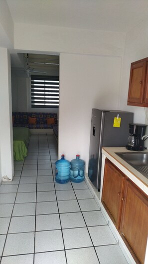 Habitació doble o amb dos llits individuals bàsica, pati | Espai de treball apte per a portàtils i wifi gratuïta 