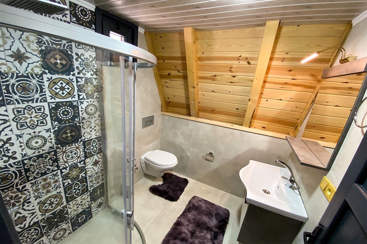 Hårføner, badekåper, tøfler og håndklær