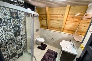 Nuddbaðker, regnsturtuhaus, snyrtivörur án endurgjalds, hárblásari