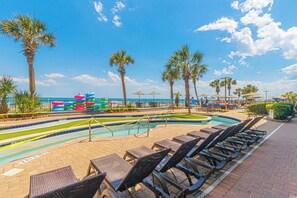 Innendørsbasseng og et oppvarmet basseng