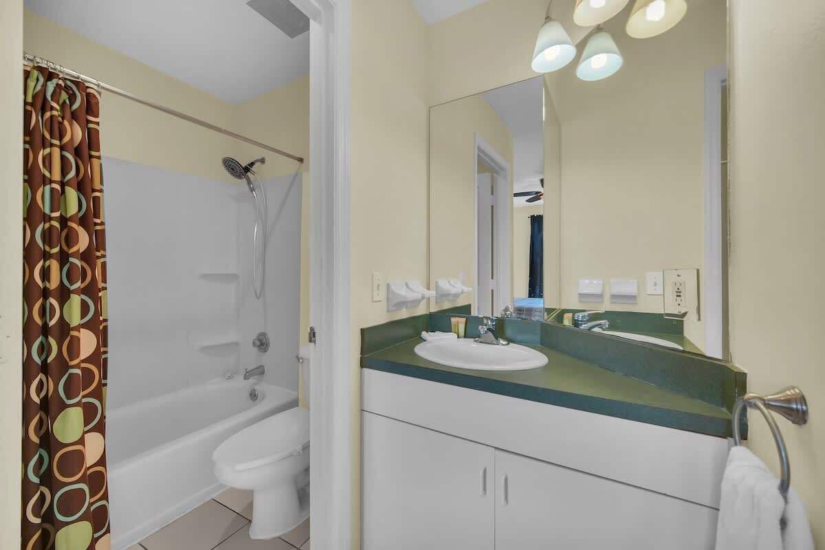 Une salle de bain avec une baignoire, des toilettes et un lavabo.