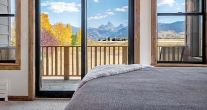 Luxury Teton Retreat: Hot Tub, Comfort, Views