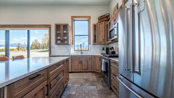 Een magnetron, een oven, een kookplaat, een vaatwasser