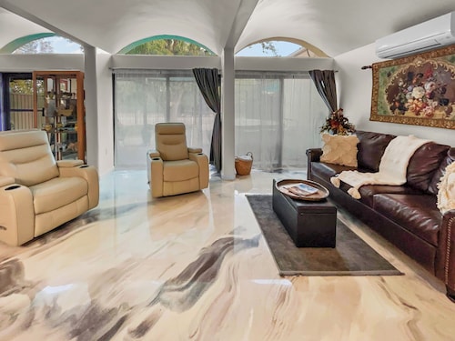 Quiet Garden Sanctuary Couples and Pet Friendly