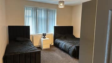 Kamar Double Klasik, pemandangan taman | Ruang kerja ramah laptop, setrika/meja setrika, dan Wi-Fi gratis