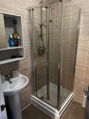 Classic Double Room, Park View | Bathroom | Shower, towels, soap, shampoo - WoolPack (Huddersfield)