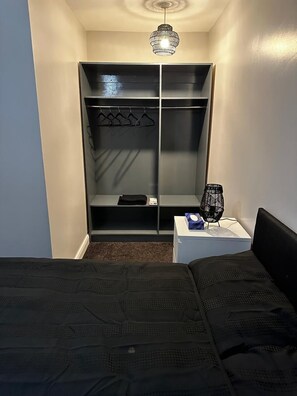 Basic Double Room | Wardrobe - WoolPack (Huddersfield)